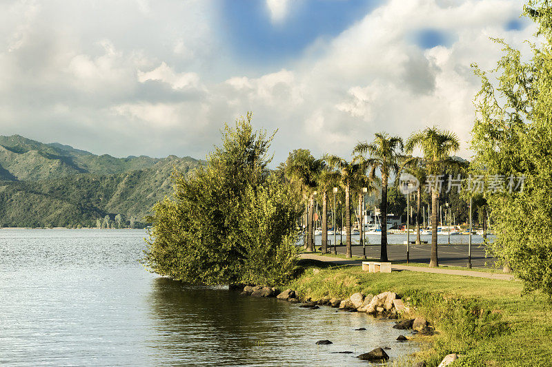 Villa Carlos Paz，在圣罗克湖畔，Córdoba，阿根廷。